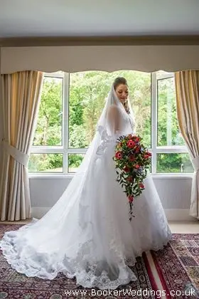 Bridal bouquet in red and blue meaning an armed forces wedding