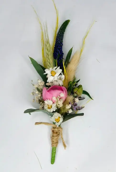 Grooms boutonniere with Daisies and Pampas