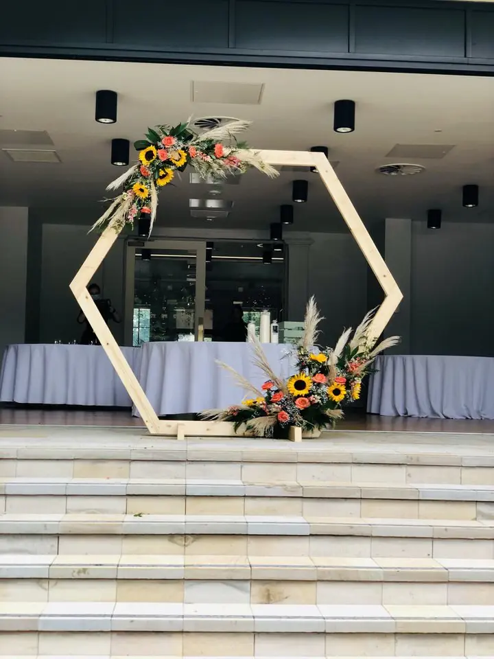 Beautiful Moongate Flowers for Summer Wedding