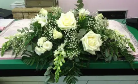 White Rose Registrar Table Arrangement
