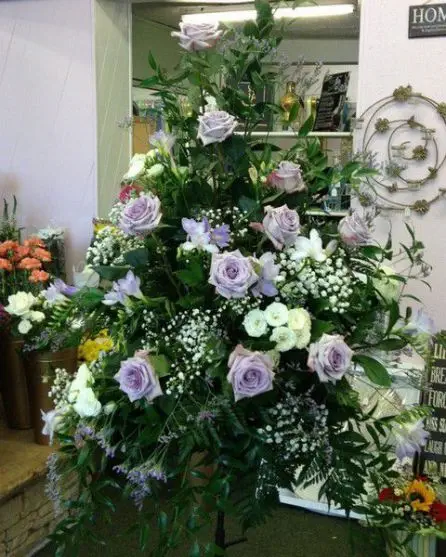 Lilac and cream rose Pedestal arrangement - Close up